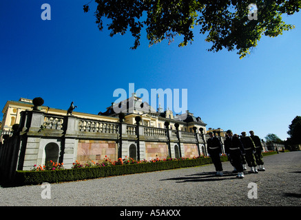 Die königliche Garde haben th Etask der Bewachung der Drottningholm Palace außerhalb von Stockholm nach Hause der schwedischen Königsfamilie Stockfoto