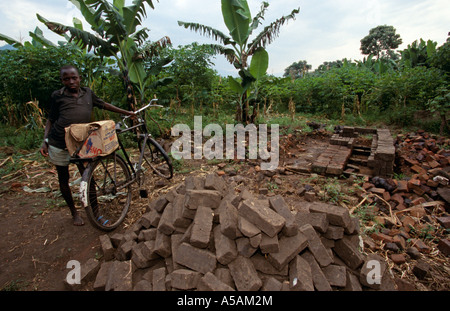 Ein afrikanischer junge stehen neben einem Haufen von Steinen in West-Uganda-Afrika Stockfoto