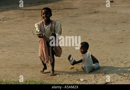 Afrikanische Kinder spielen im westlichen Uganda Afrika Stockfoto