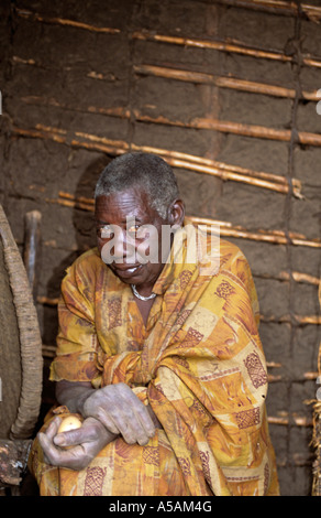Ein Porträt von älteren Afrikanerin in West-Uganda-Afrika Stockfoto