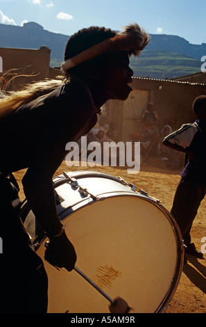 Ein Zulu Mann Schlagzeug für eine Tanzperformance Südafrika Stockfoto