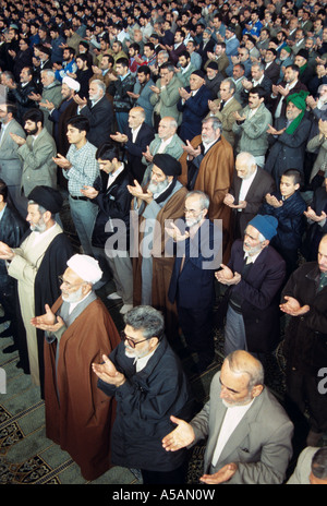 Männer versammeln sich zum Freitagsgebet in Teheran Stockfoto