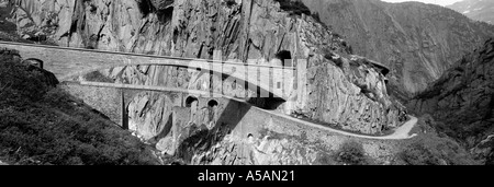 Ansicht der Teufelsbrücke in der Schweizer Bergwelt-St. Gotthard-route Stockfoto