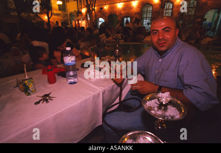 Ein Mann Rauchen Wasserpfeife in einem Restaurant in der alten Stadt von Damaskus-Syrien Stockfoto