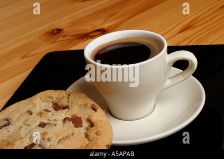 Tasse Espresso mit einem Schoko-cookie Stockfoto