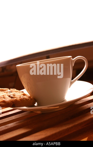 eine Tasse Kaffee und einen Keks Stockfoto