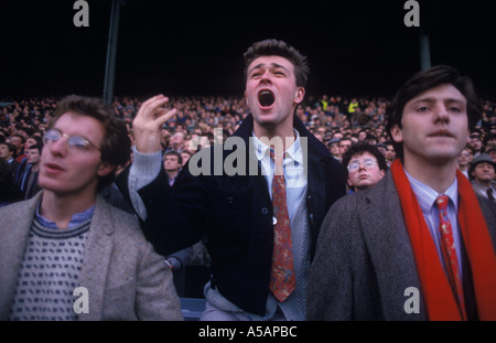 Varsity Rugby union Spiel Oxford gegen Cambridge University Twickenham London Studenten jubeln ihre Uni 1980s 1985 UK HOMER SYKES an Stockfoto