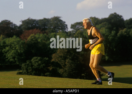 Jimmy Saville trainiert in Roundhay Park, Leeds, Yorkshire, Großbritannien seine Wohnung blickte auf den Park. 1980er oder 1990er Jahre HOMER SYKES Stockfoto