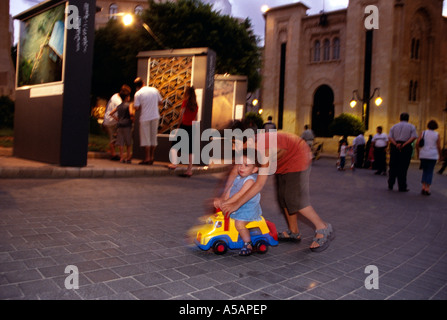 Kinder spielen neben den Displays auf der Straße in Beirut Libanon Stockfoto