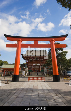 Die wichtigsten Torii-Tor am Eingang zum Fushimi Inari Schrein, Kyoto, Japan Stockfoto