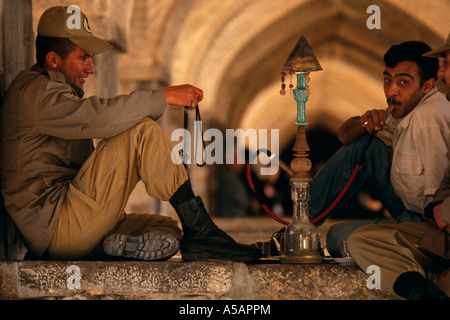 Wachen rauchen Shisha, Esfahan, Iran Stockfoto