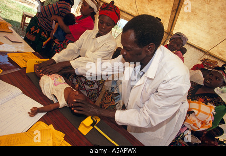 Arzt die Behandlung von Patienten zu Gesundheit Klinik, Kampala, Uganda Stockfoto