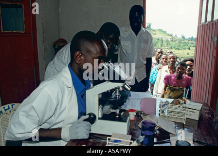 Arzt die Behandlung von Patienten zu Gesundheit Klinik, Kampala, Uganda Stockfoto