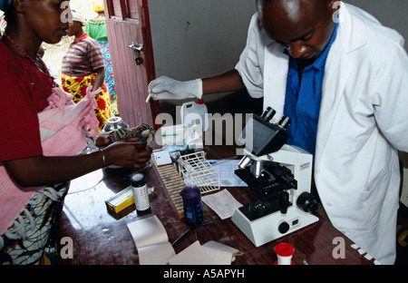 Ärzte, die Behandlung von Patienten in einer Gesundheitsversorgung Klinik Uganda Stockfoto