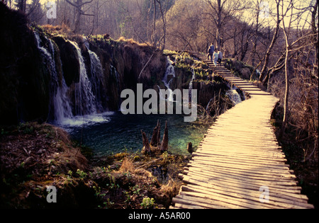 Wanderer gehen auf einem Holzweg in Plitvicer Seen National Park ein UNESCO-Weltkulturerbe in Lika-Senj County Kroatien Stockfoto