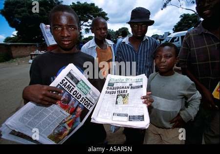 Verkauf von Zeitungen in Malawi Afrika Kinder Stockfoto