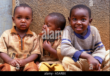 Portrait von drei Kindern, mit ernsten und lustigen Gesicht, Nangwa, Tansania, Afrika Stockfoto