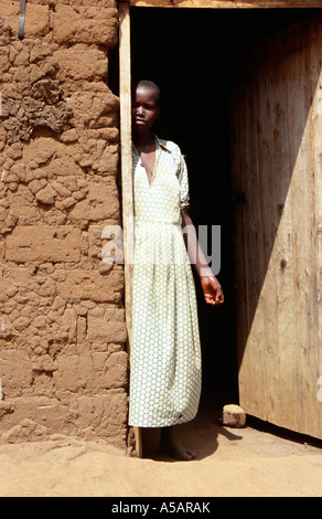 Eine Frau stand vor der Tür in Nangwa Tansania Stockfoto