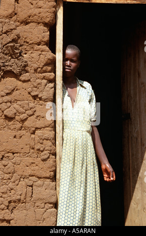 Frau, die am Eingang des Hauses, Nangwa, Tansania, Afrika Stockfoto