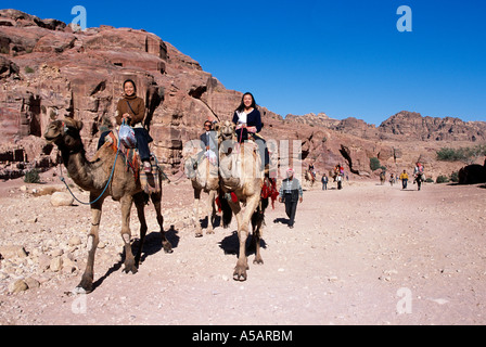 Touristen reiten Kamele, Petra, Jordanien Stockfoto