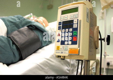 Lizenzfreie kostenlose Foto britische Herzinfarkt-Patienten mit Monitor unter gehen in London Krankenhaus UK Stockfoto