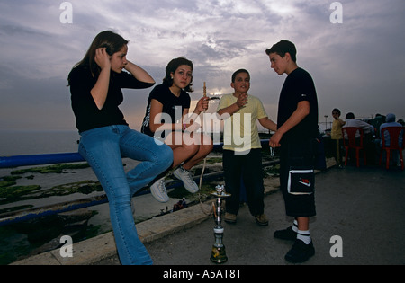 Jugendliche mit Shisha-Beirut Stockfoto