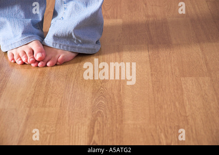 Frau stehend am Boden barfuß Stockfoto
