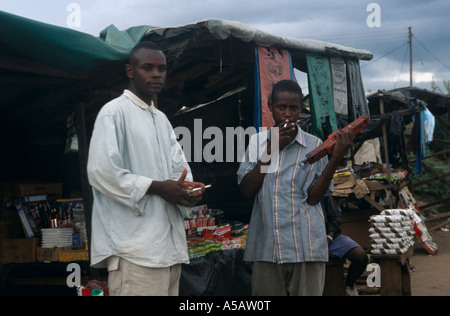 Männer rauchen Malawi Stockfoto