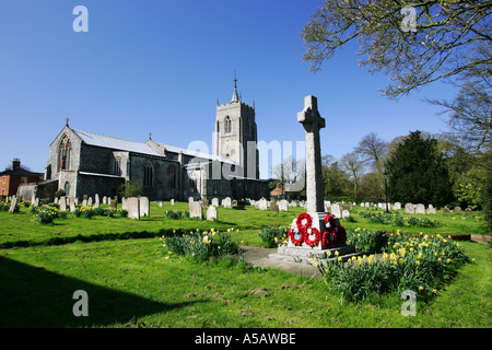 Kultige typischen Blick auf ein britisches Englisch Pfarrkirche und Friedhof ein Kriegerdenkmal mit roten Erinnerung Mohn Blumen Stockfoto