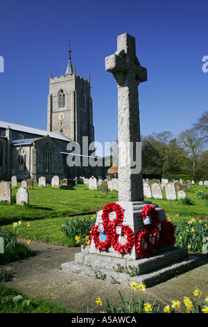 Kriegerdenkmal mit roten Erinnerung Mohn in einen typischen üppigen grünen englischen britischen Kirchhof Norfolk UK Stockfoto