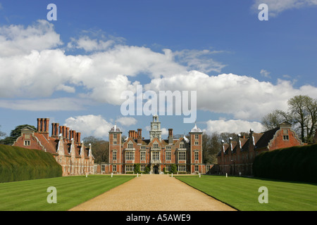 Ikonische Bild von Großbritannien Blickling Hall nationales Treuhandvermögen mit blauem Himmel Norfolk England UK GB Großbritannien Europa Stockfoto