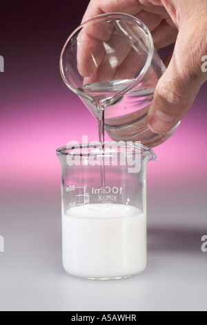 Hinzufügen von Salzsäure zu Milch von Magnesia in Becher Bild 1 von 2 Stockfoto