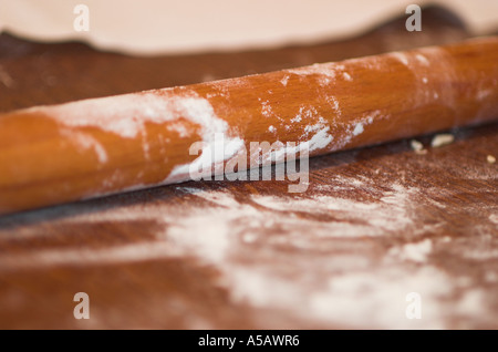 Nudelholz auf Tisch hautnah Stockfoto