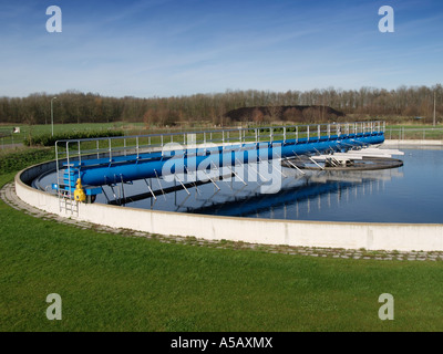 Becken voll von süß- und fast sauber in der letzten Phase der Wasserreinigung Tiel, Niederlande Stockfoto