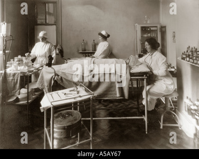 Original WW1 oder edwardianische Patientin im Krankenhaus in den 1910er-1920er, 1900er-Jahren der 1910 1910er-Jahre, Krankenhäuser, Gruppen Gruppen Berufsporträts Porträts. GROSSBRITANNIEN Stockfoto