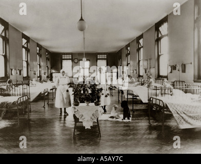 Mutter-und Babyabteilung mit Krankenschwestern in Anwesenheit Krankenhaus in der 1920s, Gruppen berufsbezogene Porträts., Großbritannien Stockfoto