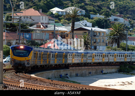 Metrorail Zug durchquert Fish Hoek unterwegs auf eine landschaftlich reizvolle Fahrt entlang der Küste nach Simons Town in der Nähe von Cape Town, South Africa Stockfoto