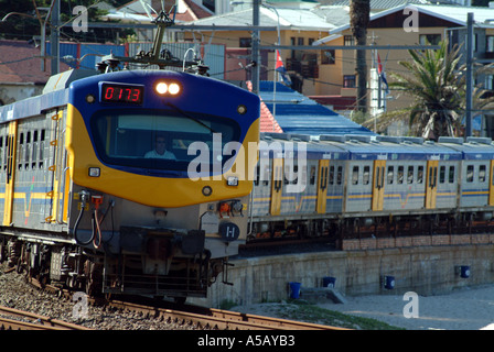 Metrorail-s-Bahn durchläuft Fish Hoek unterwegs auf einer Reise nach Simons Town in der Nähe von Cape Town Südafrika RSA Stockfoto