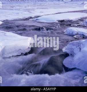 Eis in Bach, frisches Trinkwasser, Island Stockfoto