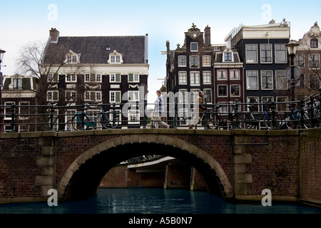 Brücke und Häuser durch einen Kanal, Amsterdam Holland Niederlande Stockfoto