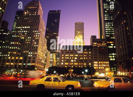 USA New York City Fifth Avenue Midtown Manhattan bei Sonnenuntergang Taxis der Grand Army Plaza-Verkehr Stockfoto