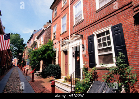 Elfreth's Alley Philadelphia USA Old City District. Die älteste Wohnstraße Amerikas. Rote Backsteinhäuser im historischen Viertel aus dem 18. Jahrhundert. Stockfoto