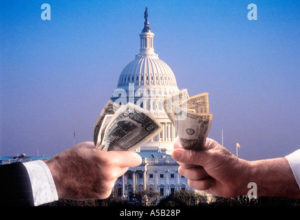 Geld wechselt den Besitzer. Das Capitol Washington DC. Zwei Männer tauschen amerikanische Dollar. Bargeld investieren. US-Währung. Government Spending Commerce USA Stockfoto