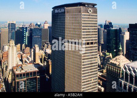 Das MetLife Building in der Nähe, ein Wolkenkratzer aus der Mitte des Jahrhunderts in New York, Midtown Manhattan, Park Avenue. Erhöhter Blick auf die Wolkenkratzer von New York City. Stockfoto