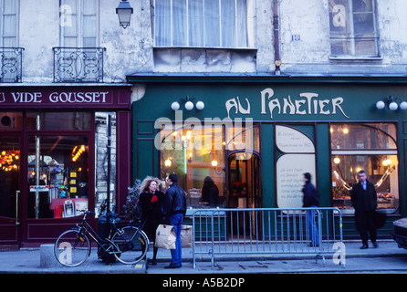 Frankreich Paris winterliche Straßenszene im Stadtteil Le Marais. Geschäfte und Märkte in der Abenddämmerung Stockfoto