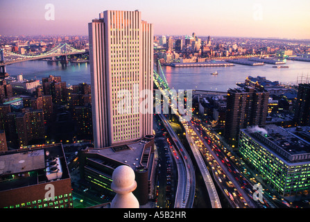 New York City Lower Manhattan ein- und Ausstiegsrampen vom und zum Brooklyn und Manhattan Bridge Verkehr. Hochwinkelansicht. USA Stockfoto