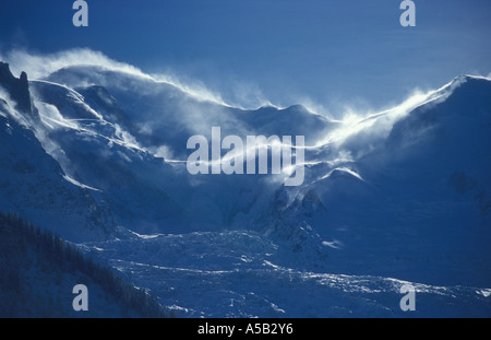 Sturm weht Schnee über Mont Blanc über Chamonix, Französische Alpen Frankreich Stockfoto