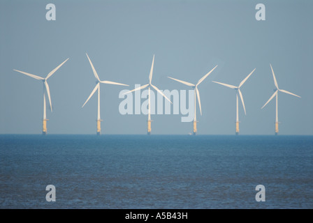 Eine Reihe von Windkraftanlagen im Meer Stockfoto