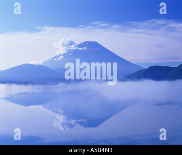 Mt. Fuji umgeben von Nebel Stockfoto