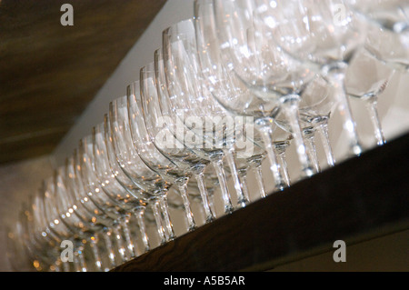 Reihe von leeren Wein Gläser im Regal. Stockfoto